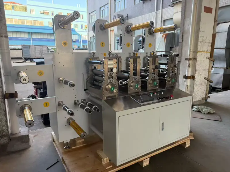 Máquina de corte e vinco rotativa multiestações da Xiamen Junssen Intelligent para eletrodos de fisioterapia, montagem concluída para envio ao cliente