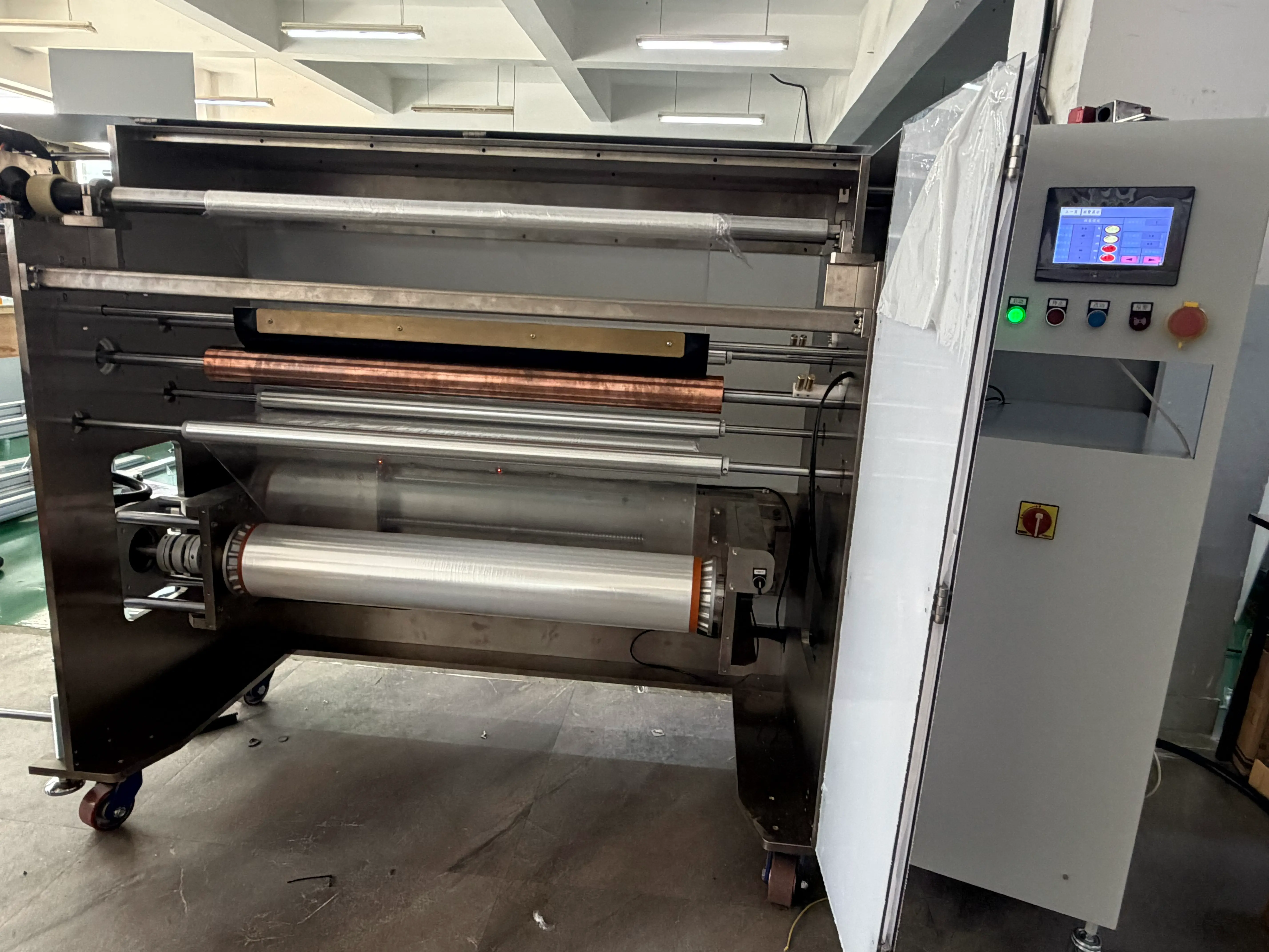 Equipamento de automação personalizado fora do padrão passa no teste de aceitação de fábrica